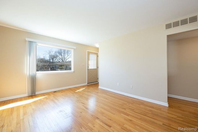 304 Tecumseh Street, Commerce Twp, MI 48017
