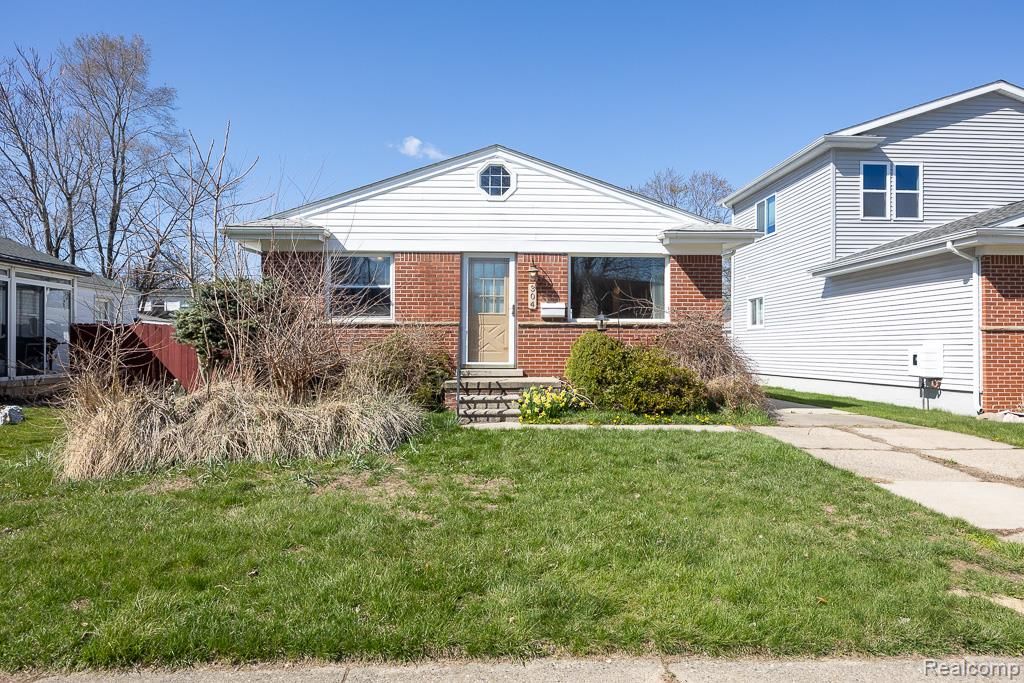 304 Tecumseh Street, Commerce Twp, MI 48017