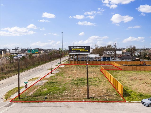 1025 N Loop, Houston, TX 77022