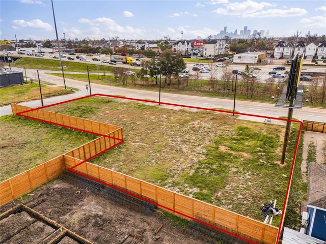 1025 N Loop, Houston, TX 77022