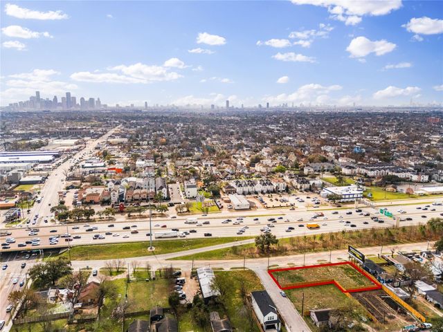 1025 N Loop, Houston, TX 77022