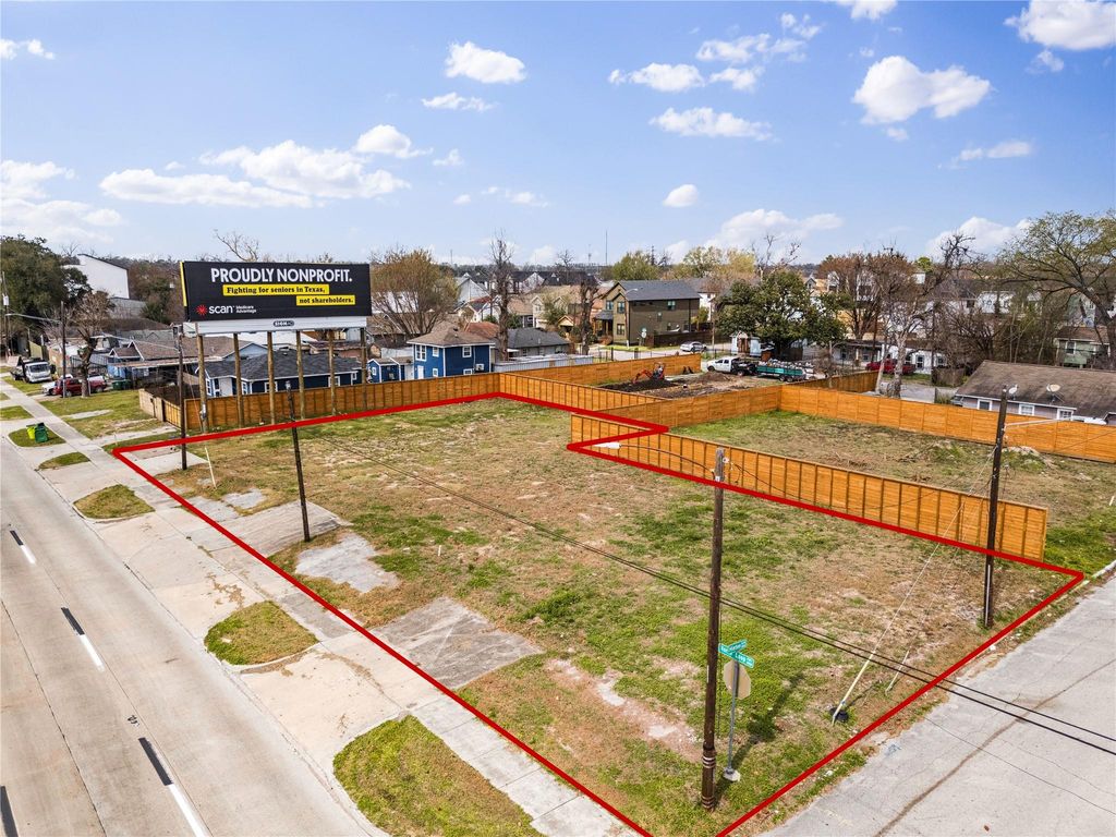 1025 N Loop, Houston, TX 77022