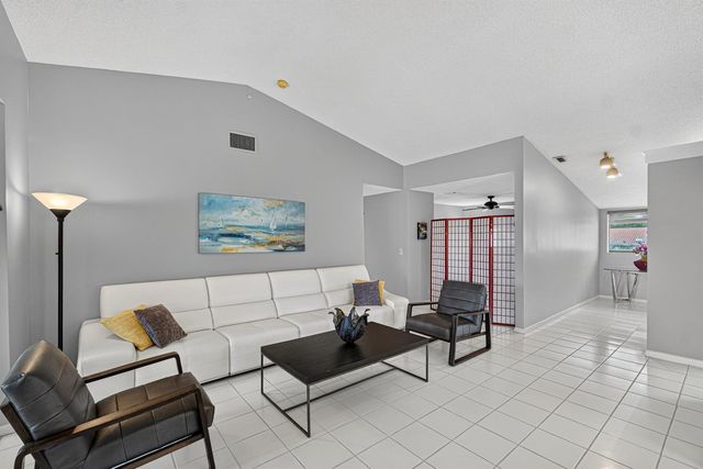 10223 N Circle Lake Drive 201, Boynton Beach, FL 33437