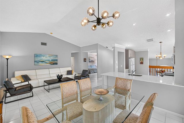 10223 N Circle Lake Drive 201, Boynton Beach, FL 33437