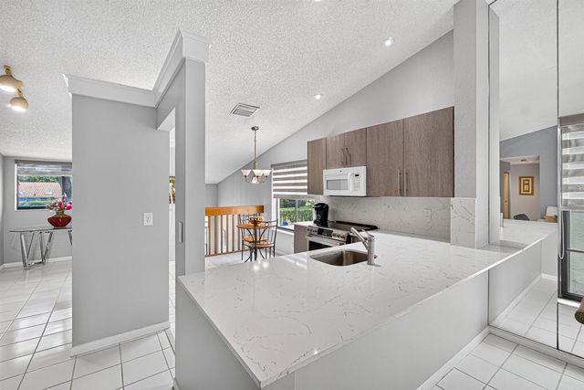 10223 N Circle Lake Drive 201, Boynton Beach, FL 33437