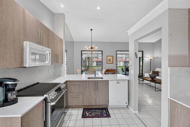 10223 N Circle Lake Drive 201, Boynton Beach, FL 33437