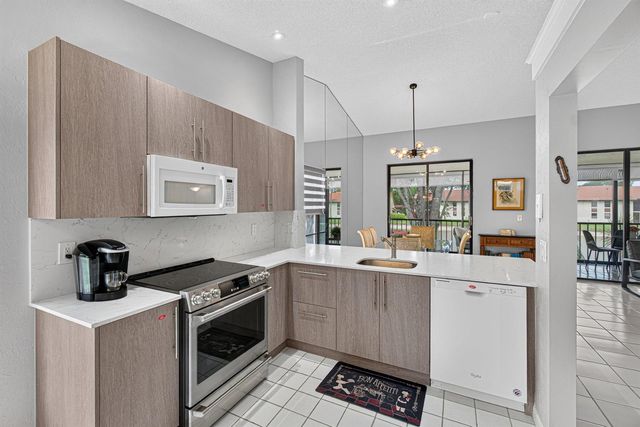 10223 N Circle Lake Drive 201, Boynton Beach, FL 33437
