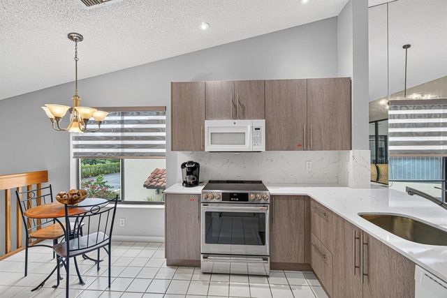 10223 N Circle Lake Drive 201, Boynton Beach, FL 33437