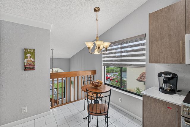 10223 N Circle Lake Drive 201, Boynton Beach, FL 33437