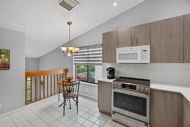 10223 N Circle Lake Drive 201, Boynton Beach, FL 33437