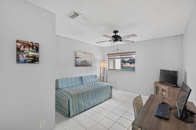10223 N Circle Lake Drive 201, Boynton Beach, FL 33437