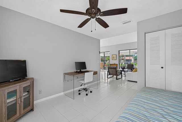 10223 N Circle Lake Drive 201, Boynton Beach, FL 33437