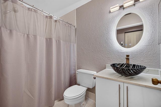 10223 N Circle Lake Drive 201, Boynton Beach, FL 33437