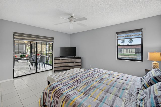 10223 N Circle Lake Drive 201, Boynton Beach, FL 33437