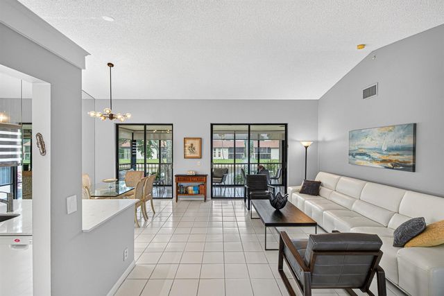 10223 N Circle Lake Drive 201, Boynton Beach, FL 33437