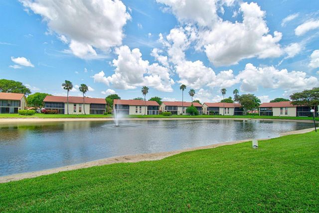 10223 N Circle Lake Drive 201, Boynton Beach, FL 33437