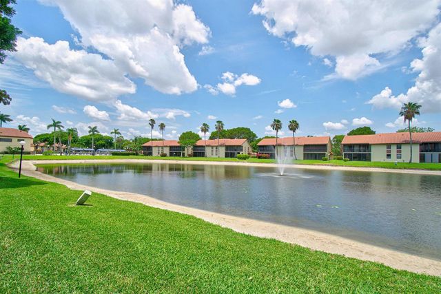 10223 N Circle Lake Drive 201, Boynton Beach, FL 33437