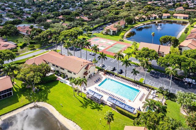 10223 N Circle Lake Drive 201, Boynton Beach, FL 33437