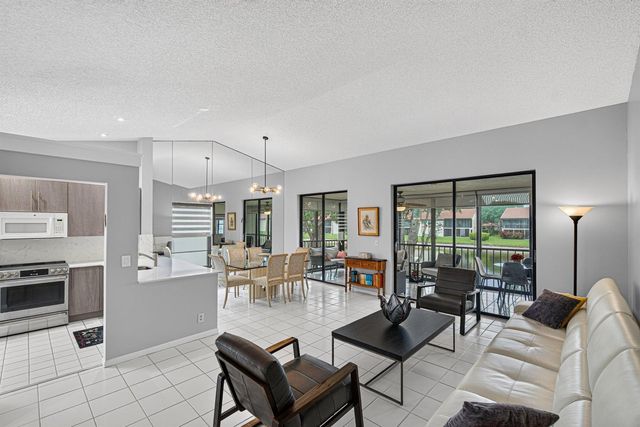 10223 N Circle Lake Drive 201, Boynton Beach, FL 33437