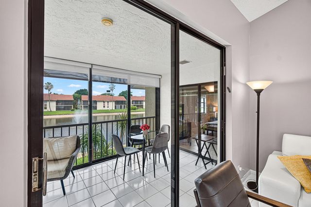 10223 N Circle Lake Drive 201, Boynton Beach, FL 33437