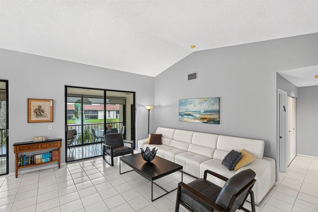 10223 N Circle Lake Drive 201, Boynton Beach, FL 33437