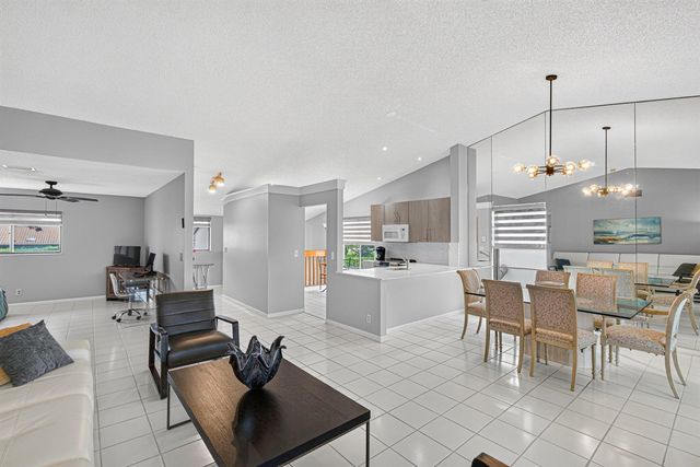 10223 N Circle Lake Drive 201, Boynton Beach, FL 33437