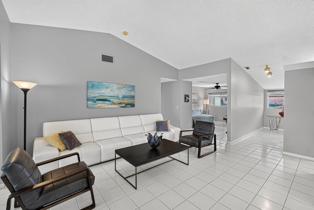 10223 N Circle Lake Drive 201, Boynton Beach, FL 33437