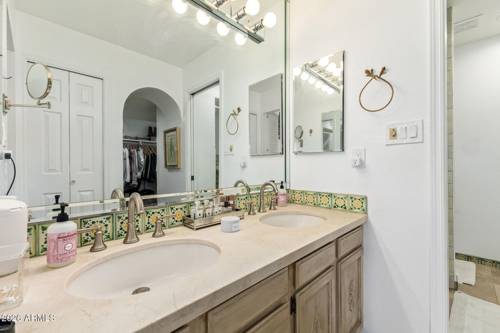 Image 21 of property listing at 5825 N 12TH Street 3, Phoenix, AZ 85014