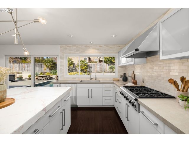 13768 KNAUS Rd, Lake Oswego, OR 97034