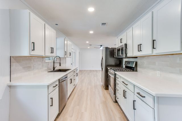 332 W Hallmark Drive, Fort Worth, TX 76134