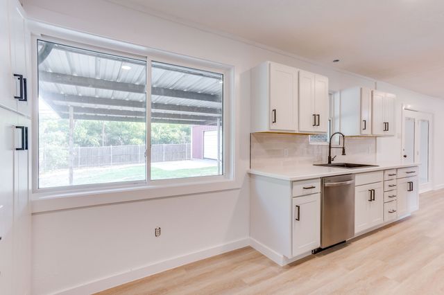 332 W Hallmark Drive, Fort Worth, TX 76134
