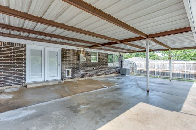 332 W Hallmark Drive, Fort Worth, TX 76134
