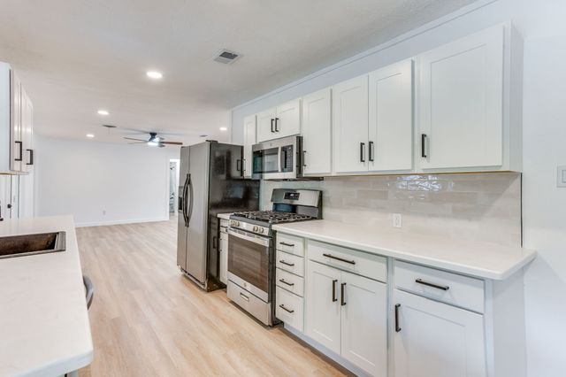332 W Hallmark Drive, Fort Worth, TX 76134