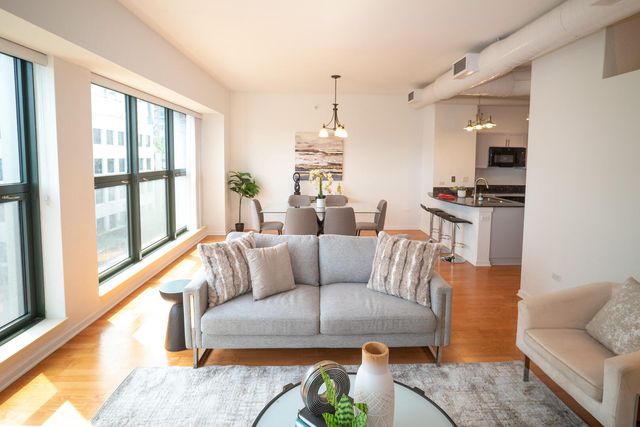 807 Davis Street 403, Evanston, IL 60201
