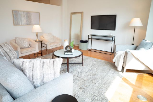 807 Davis Street 403, Evanston, IL 60201