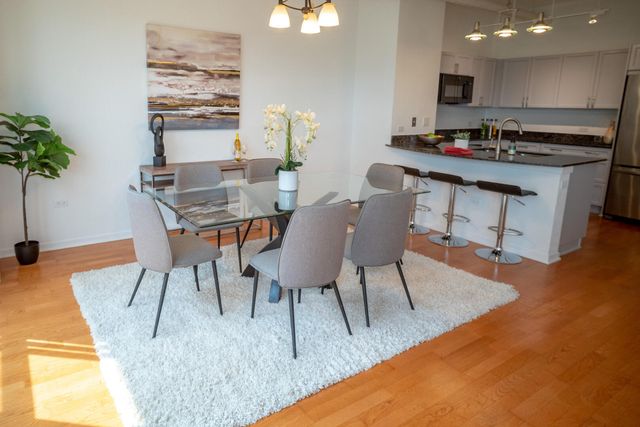 807 Davis Street 403, Evanston, IL 60201