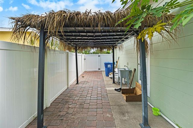5216 30TH AVENUE N, St Petersburg, FL 33710