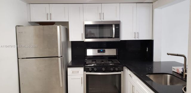 17901 NW 68 AV Q-201, Miami Lakes, FL 33015