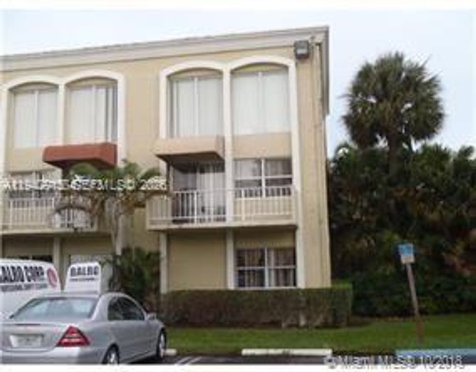 17901 NW 68 AV Q-201, Miami Lakes, FL 33015