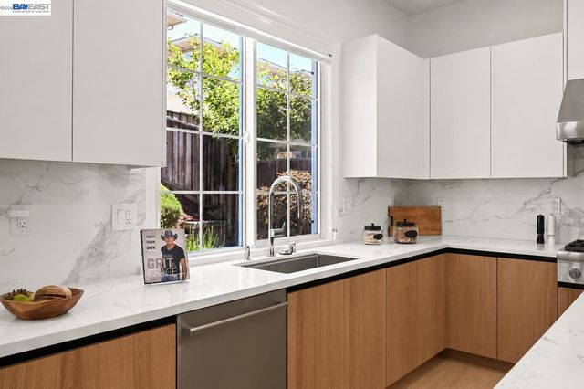 5389 Hazeltine Ln, Dublin, CA 94568