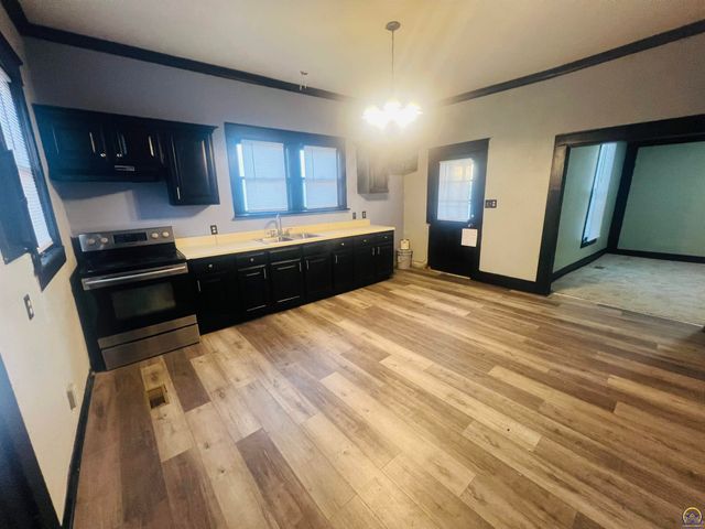 620 SE Lake St, Topeka, KS 66607