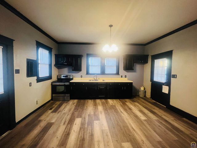 620 SE Lake St, Topeka, KS 66607