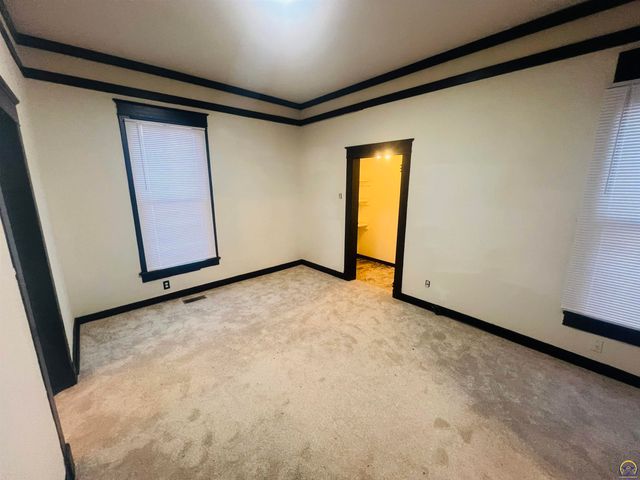 620 SE Lake St, Topeka, KS 66607