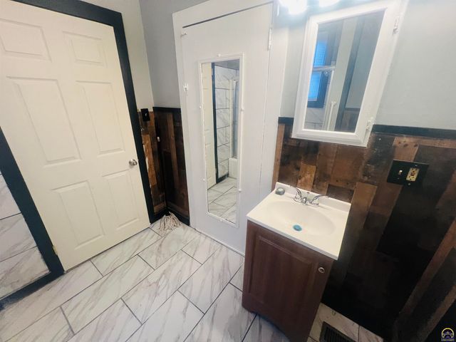 620 SE Lake St, Topeka, KS 66607