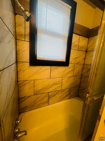 620 SE Lake St, Topeka, KS 66607