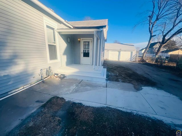 620 SE Lake St, Topeka, KS 66607