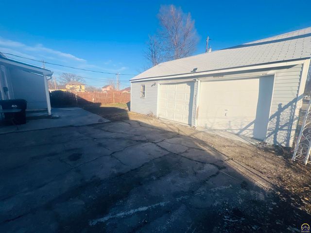 620 SE Lake St, Topeka, KS 66607