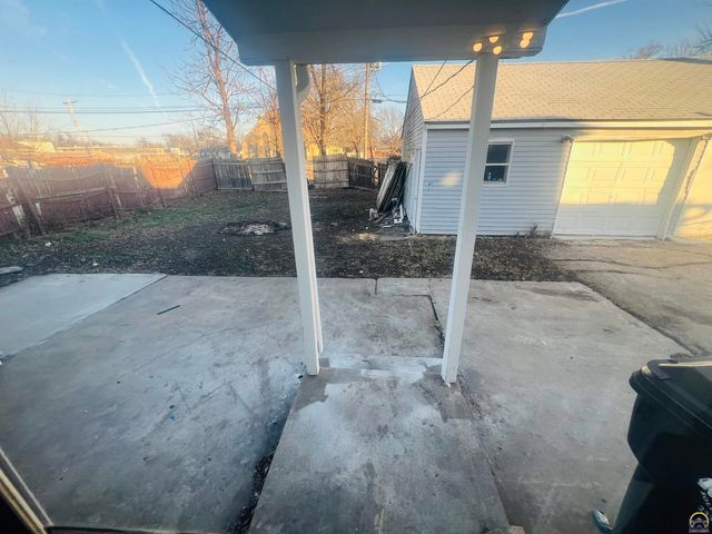 620 SE Lake St, Topeka, KS 66607