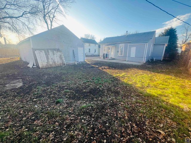 620 SE Lake St, Topeka, KS 66607