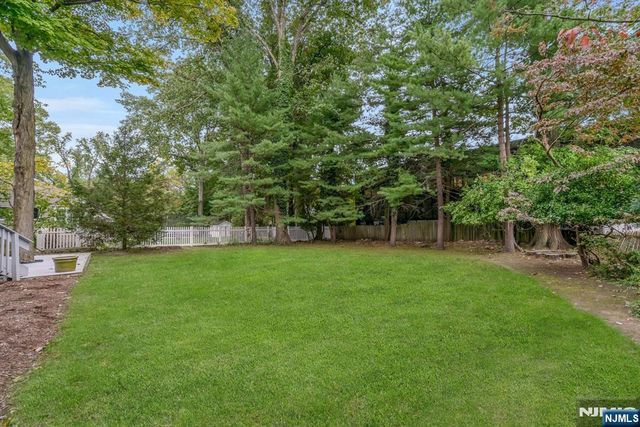 8 Waibel Drive, Allendale, NJ 07401